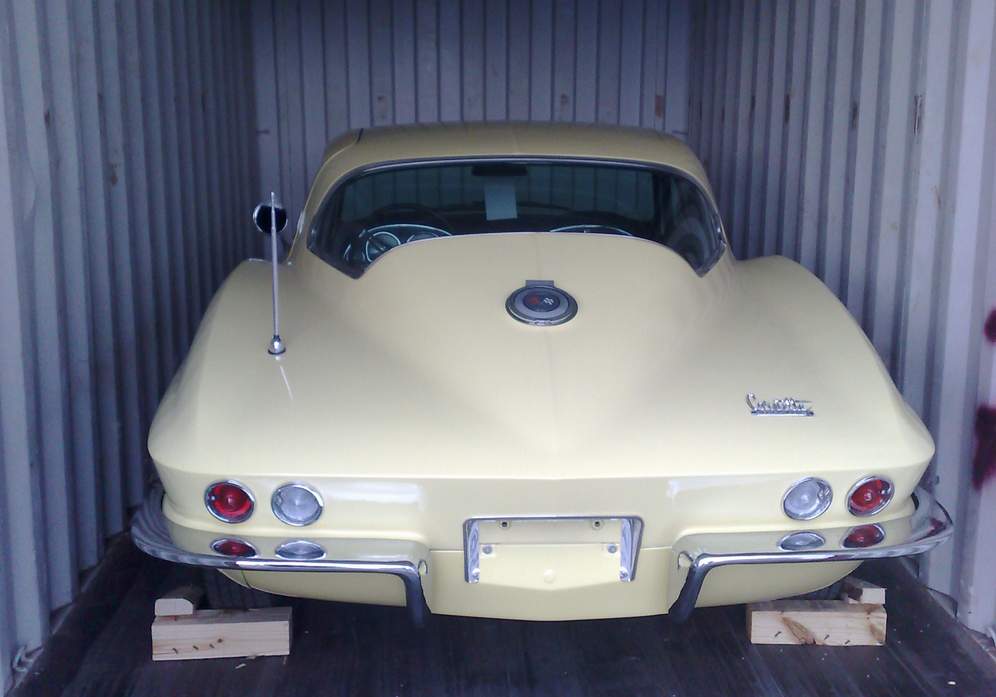 Transport de voiture de collection dans un conteneur