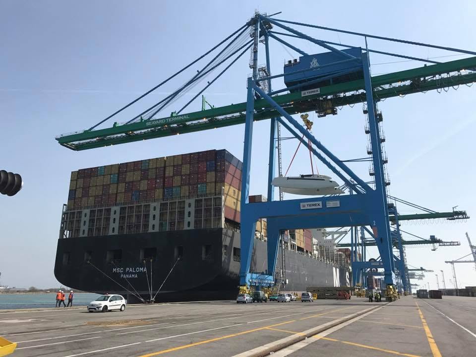 Porte conteneur au port